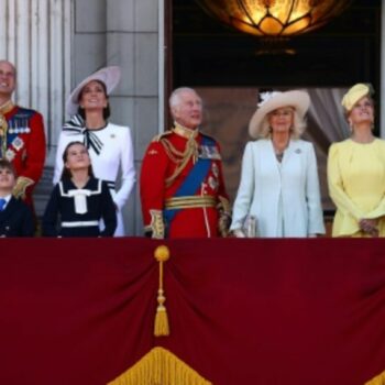 Die Königsfamilie auf dem Palast-Balkon