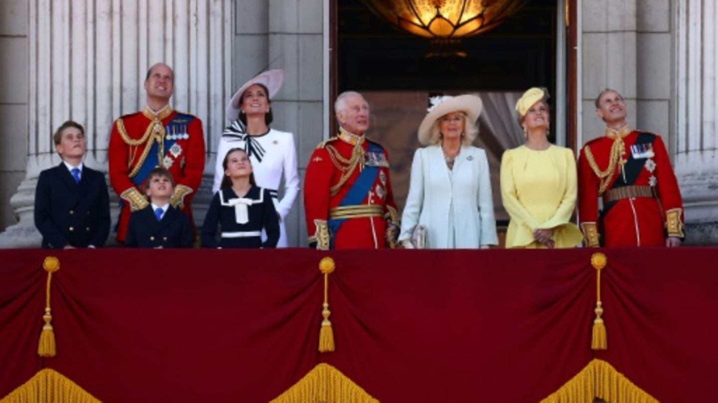 Die Königsfamilie auf dem Palast-Balkon