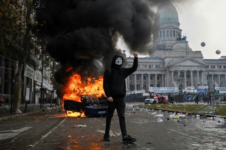 Argentine: Feu vert du Sénat aux réformes Milei rejetées dans des manifestations violentes