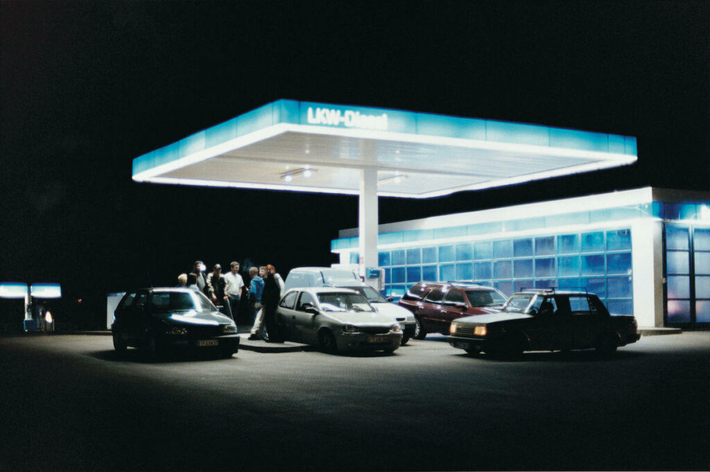 Au MAC/VAL, l’exposition “Humain autonome : Déroutes” désacralise la voiture et son imaginaire