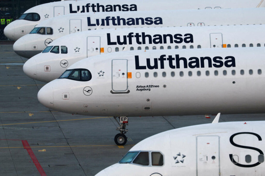 Avion et climat : Lufthansa va augmenter les prix de ses vols au départ de l’UE pour compenser les « exigences réglementaires » environnementales