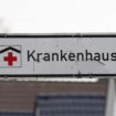 Ein Hinweisschild mit der Aufschrift "Krankenhaus" weist den Weg zur Klinik. Foto: Marcus Brandt/dpa/Symbolbild