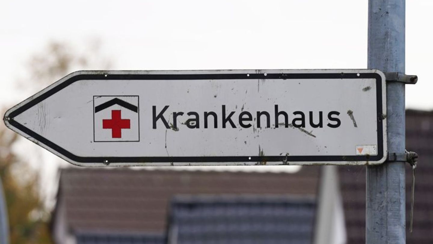 Ein Hinweisschild mit der Aufschrift "Krankenhaus" weist den Weg zur Klinik. Foto: Marcus Brandt/dpa/Symbolbild