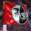 Die Eckfahne des SC Freiburg weht im Stadion. Der Verein hat die Mittelfeldspielerin Noreen Günnewig vom SV Meppen verpflichtet.