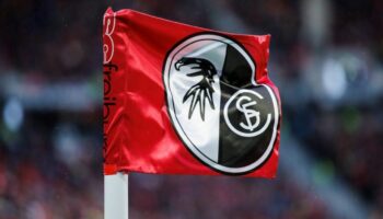 Die Eckfahne des SC Freiburg weht im Stadion. Der Verein hat die Mittelfeldspielerin Noreen Günnewig vom SV Meppen verpflichtet.