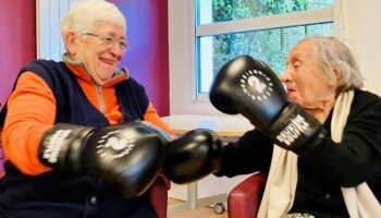 « C’est un exutoire » : dans le Val-de-Marne, la boxe fait « bouger » les seniors en maison de retraite