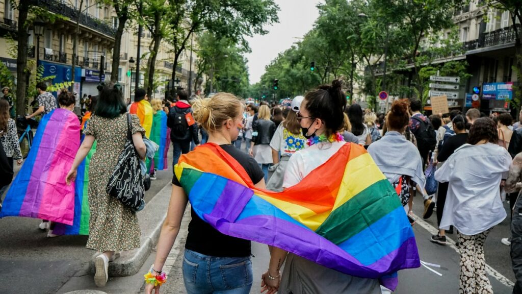 De New York à Paris, comment juin est-il devenu le mois des fiertés?