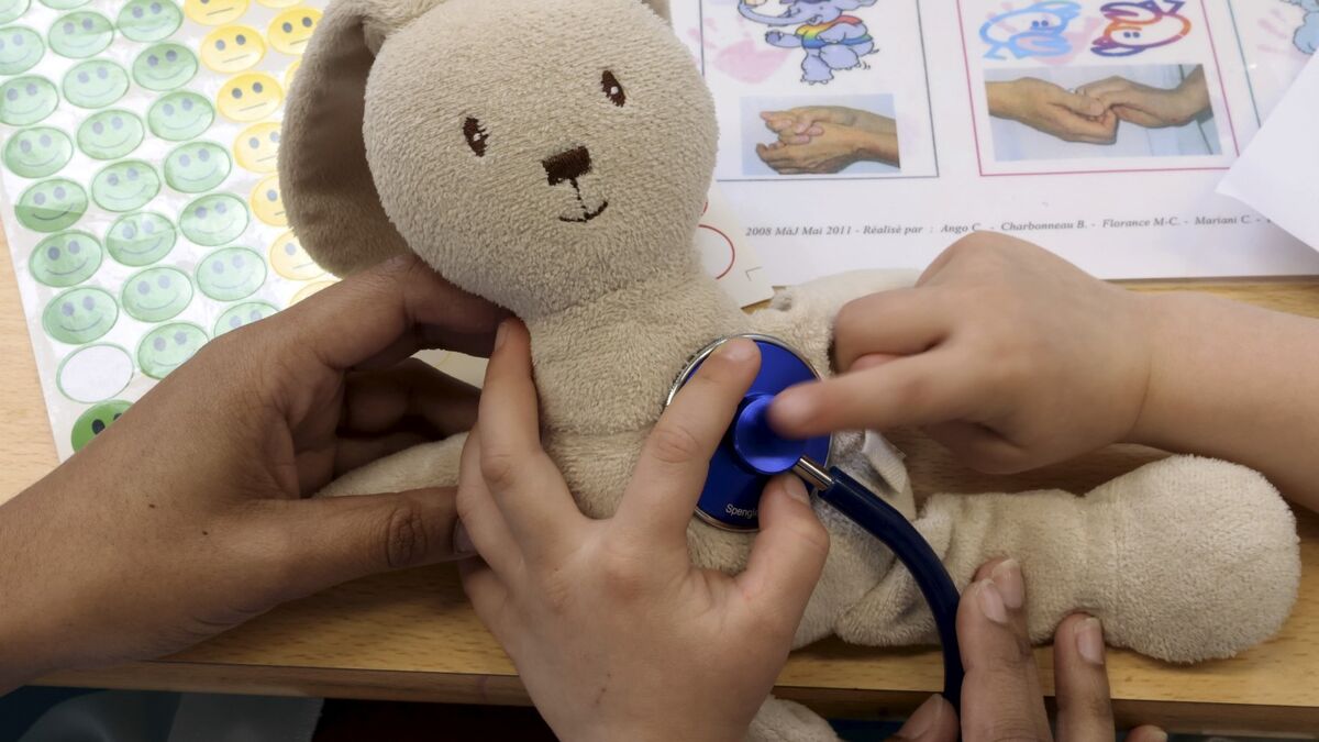 « Dédramatiser le milieu médical » : quand l’hôpital s’invite à l’école pour rassurer les enfants