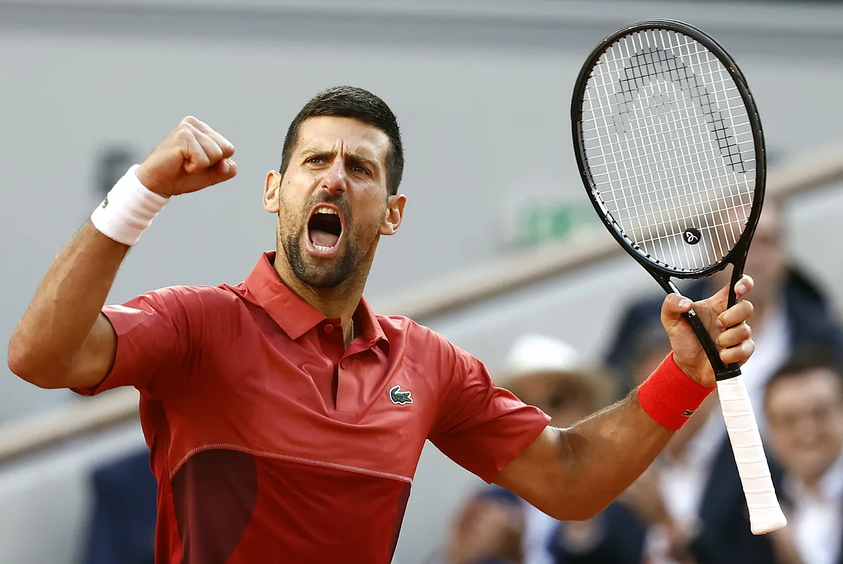 Djokovic sobrevive cojo a otra odisea de cinco sets y carga contra Roland Garros: "Me habéis fastidiado la rodilla, resbalo todo el rato"