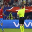 Schiedsrichter Kovacs zeigt beim EM-Spiel zwischen Tschechien und Türkei Gelb