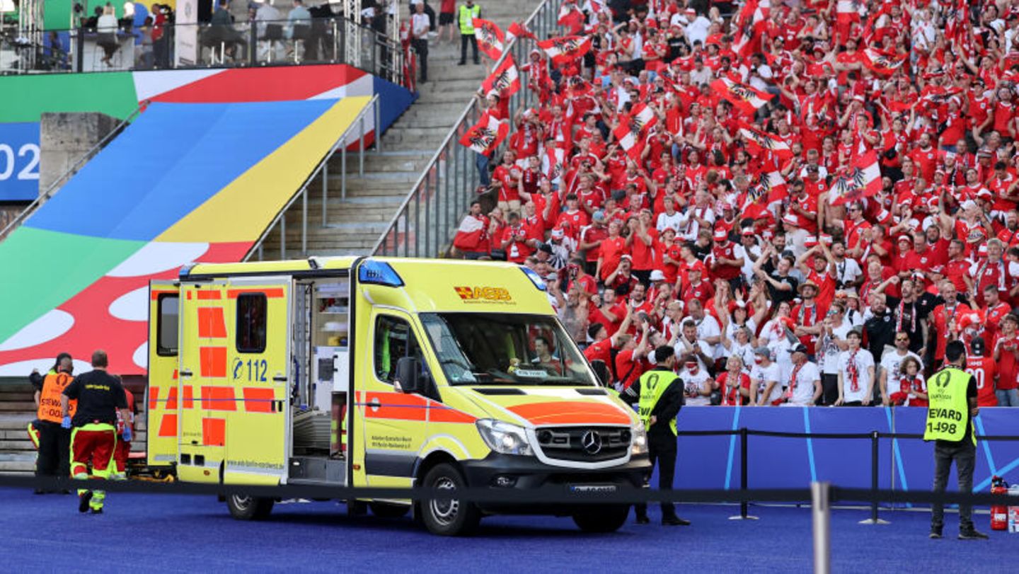 Ein Krankenwagen steht in der Kurve der Fans aus Österreich.