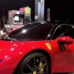 El futbolista que tiene un Ferrari y reposta gasolina 'low-cost'