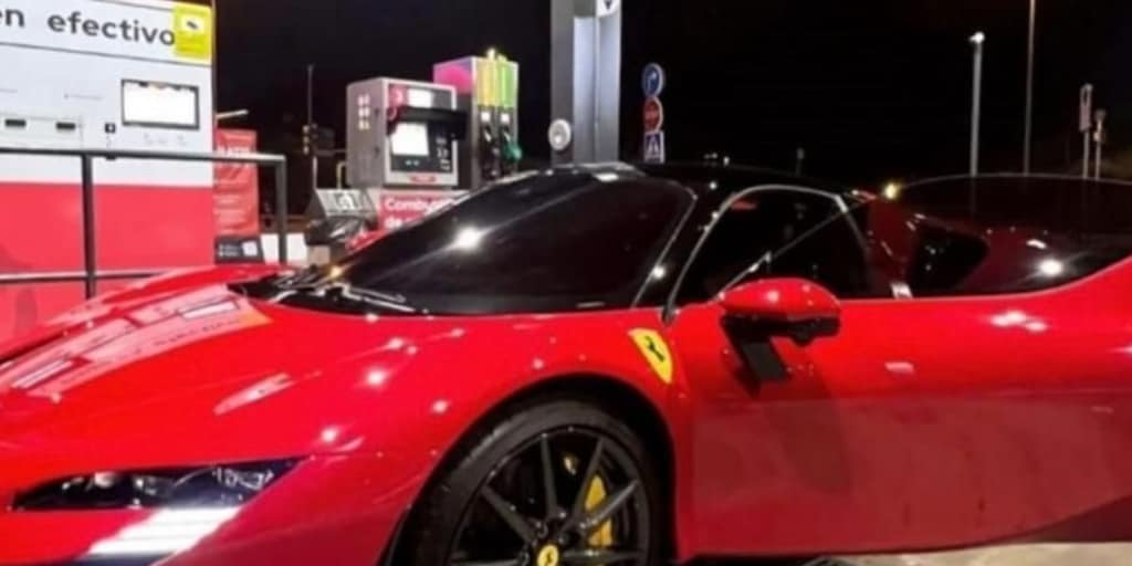 El futbolista que tiene un Ferrari y reposta gasolina 'low-cost'