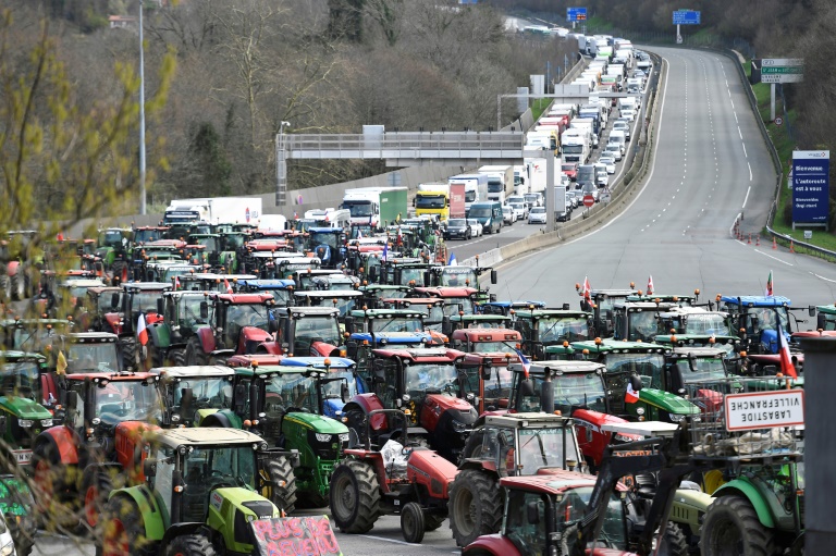 Elections européennes: Des agriculteurs espagnols et français bloquent la frontière