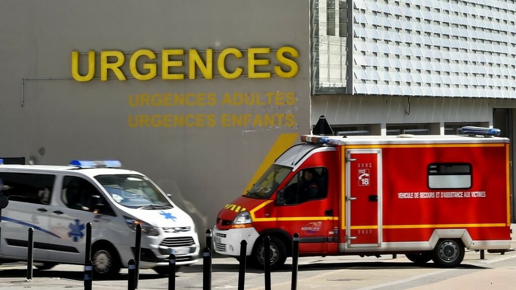En France: La chute d'une branche tue une personne dans un festival