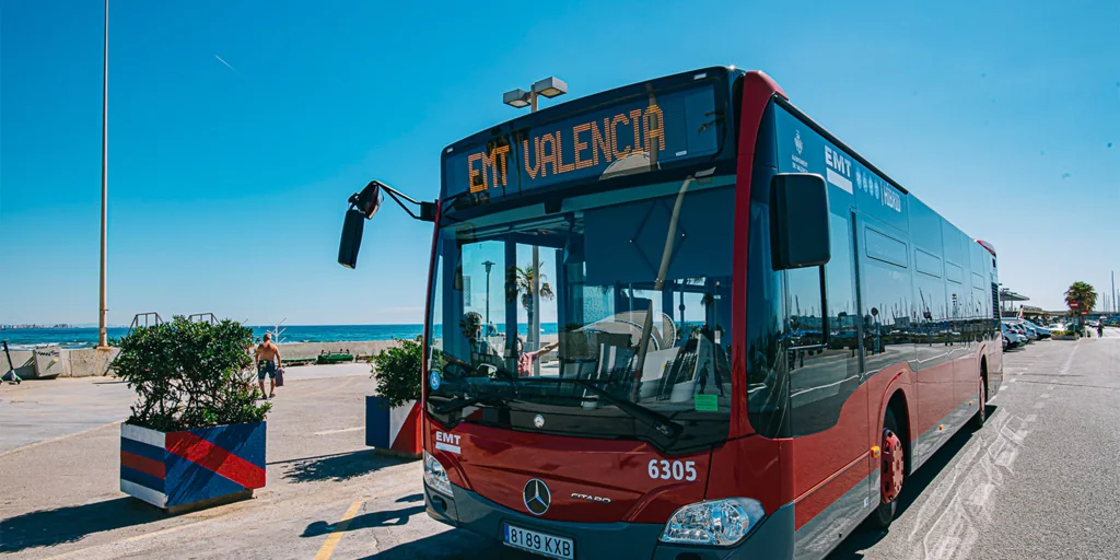 Estas son las líneas de autobuses de la EMT para ir a cada playa de Valencia este verano