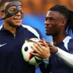 Euro 2024 : Doublé, selfies, masque... Mbappé se teste face aux jeunes de Paderborn avant France-Pologne