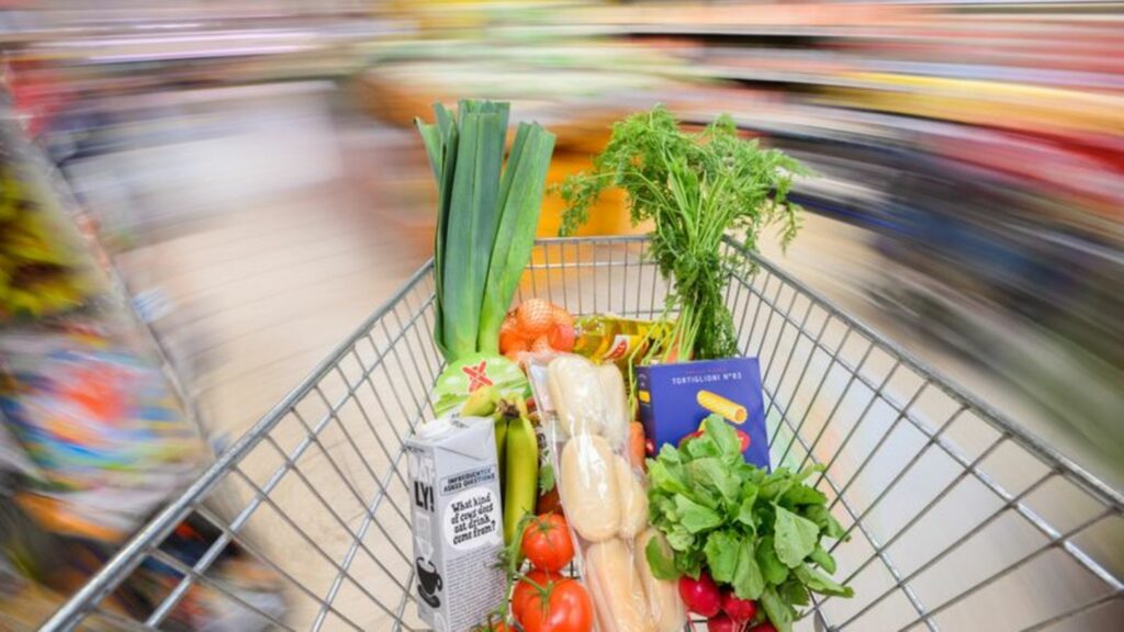 Ein mit Lebensmittel gefüllter Einkaufswagen. Foto: Julian Stratenschulte/dpa