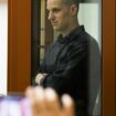 Der US-Reporter Evan Gershkovich steht in einem Glaskäfig in einem Gerichtssaal in Jekaterinbur: Ihm wird Spionage vorgeworfen.