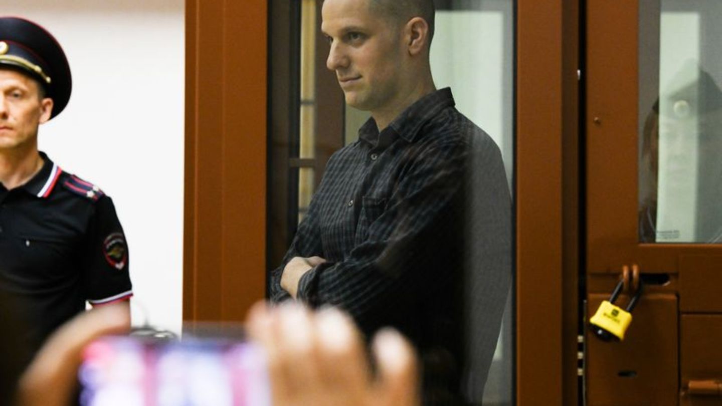 Der US-Reporter Evan Gershkovich steht in einem Glaskäfig in einem Gerichtssaal in Jekaterinbur: Ihm wird Spionage vorgeworfen.