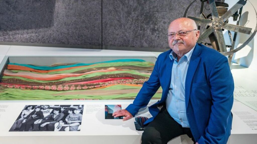 Günter Wetzel sitzt im Haus der Bayerischen Geschichte an einer Vitrine. Foto: Armin Weigel/dpa