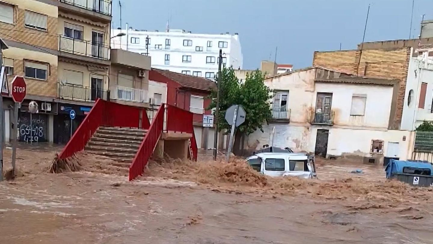 Hochwasser: Unwetter in Spanien: Starker Regen verwandelt Straßen in reißende Flüsse