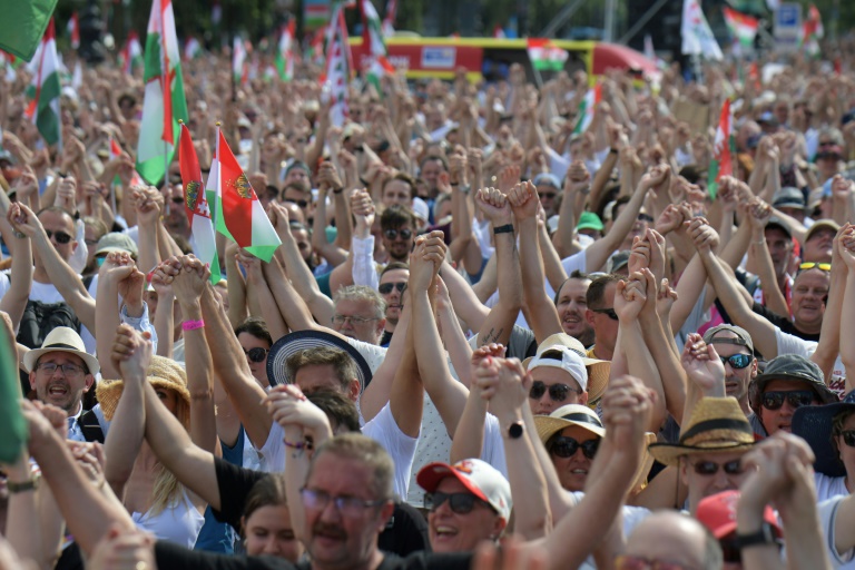 Hongrie: Une foule réunie pour l'opposant à Orban, la veille des élections