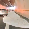 Impressionnant!: Des automobilistes surpris par une "vague de grêle"... dans un tunnel