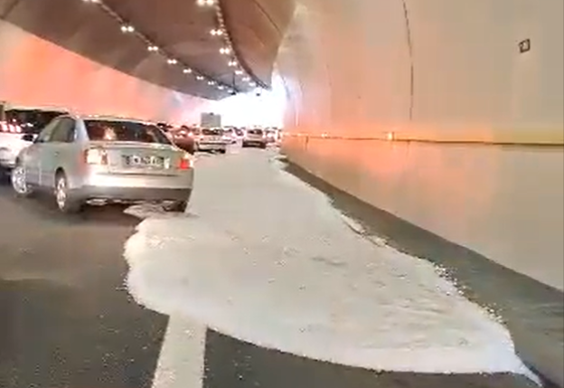 Impressionnant!: Des automobilistes surpris par une "vague de grêle"... dans un tunnel