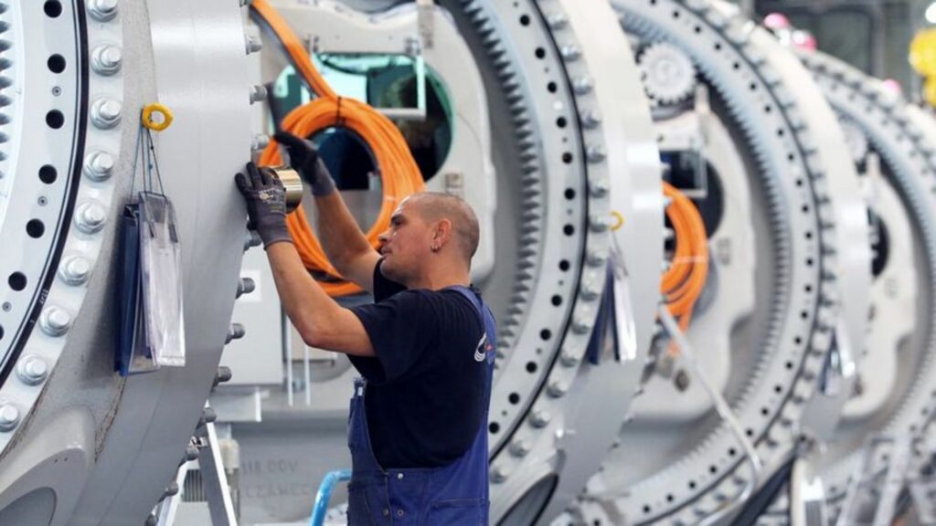 Ein Monteur arbeitet an Naben für Windkraftanlagen. Foto: Jens Büttner/dpa-Zentralbild/dpa