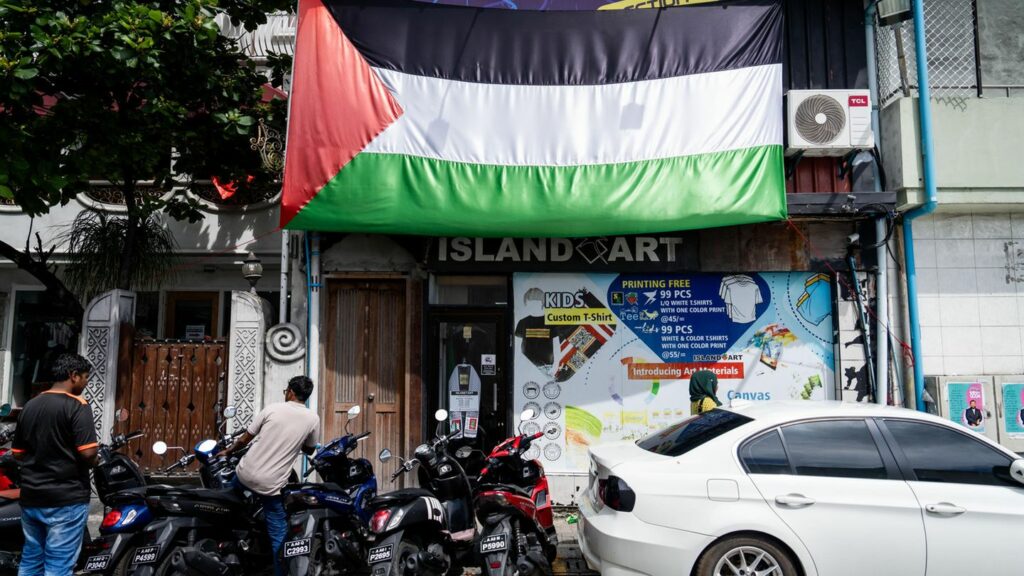  Eine palästinensische Flagge weht über einem Ladengeschäft in Male, Hauptstadt der Malediven