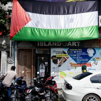  Eine palästinensische Flagge weht über einem Ladengeschäft in Male, Hauptstadt der Malediven