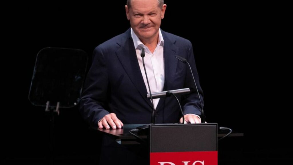 Bundeskanzler Olaf Scholz (SPD) hält bei der 75-Jahr-Feier der Deutschen Journalistenschule (DJS) die Festrede in München. Foto: