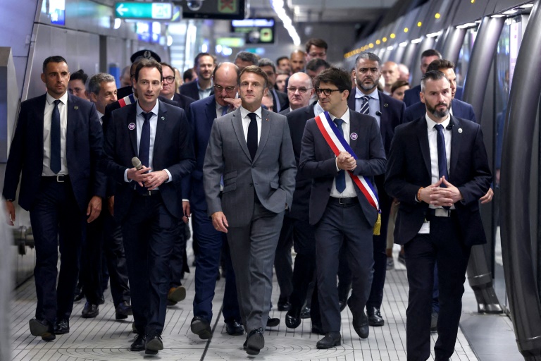 Juste à temps pour les JO: Macron inaugure le premier supermétro de la région parisienne