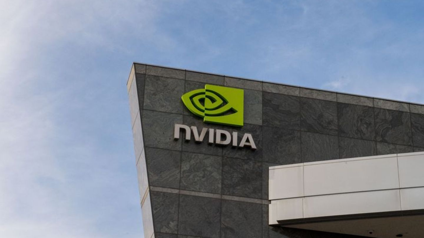 Das Logo des Chipkonzerns Nvidia am Hauptquartier im Silicon Valley. Foto: Andrej Sokolow/dpa