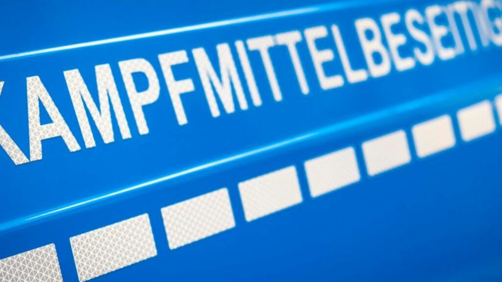 Der Schriftzug "Kampfmittelbeseitigung" ist an einem Einsatzfahrzeug vom Kampfmittelbeseitigungsdienst (KBD) Niedersachsen zu le