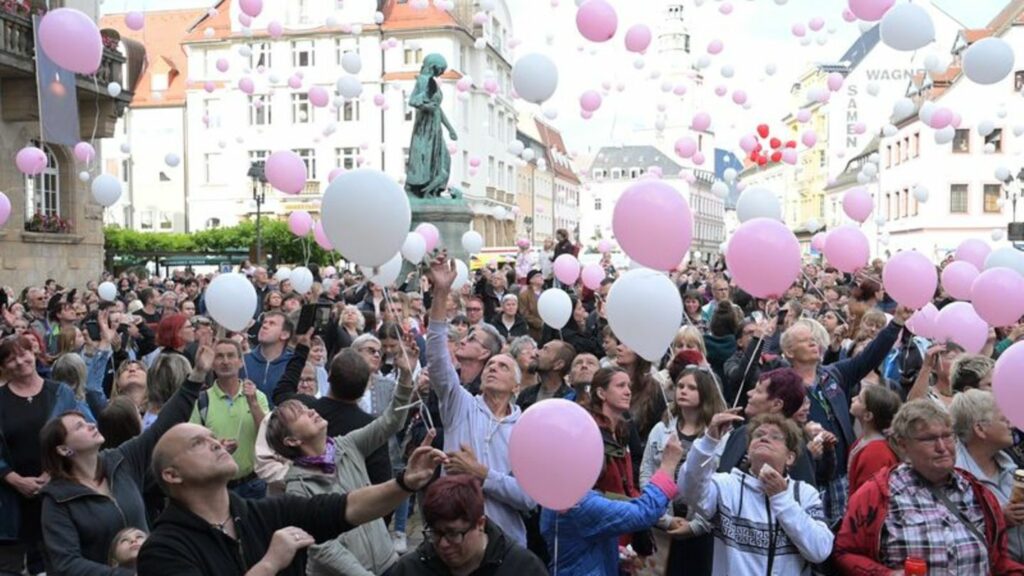 Menschen gedenken in Döbeln der getöteten Valeriia. Foto: Hendrik Schmidt/dpa