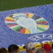 Blick auf das vom Regen nasse Logo der Euro 2024. Foto: Marcus Brandt/dpa