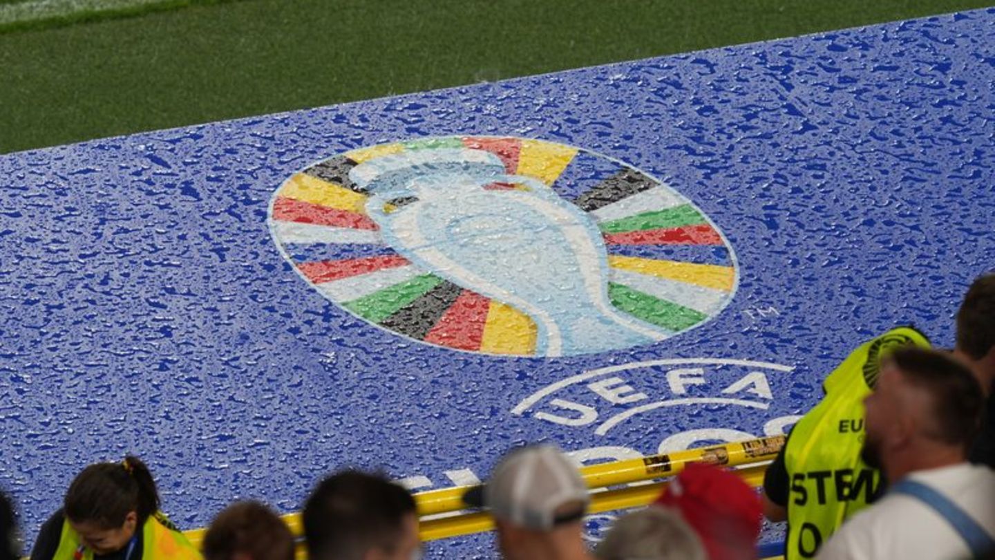 Blick auf das vom Regen nasse Logo der Euro 2024. Foto: Marcus Brandt/dpa