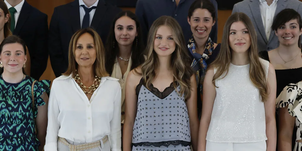 La Princesa Leonor apuesta por un conjunto lencero de Sfera para los actos de tarde por el aniversario de la coronación del Rey