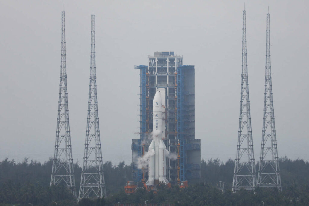 La sonde chinoise lancée début mai atterrit sur la face cachée de la Lune