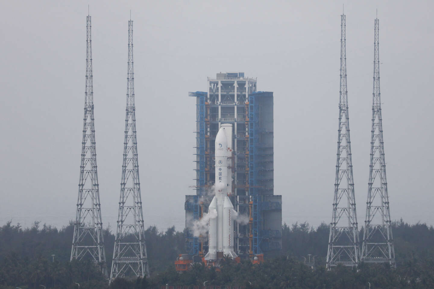 La sonde chinoise lancée début mai atterrit sur la face cachée de la Lune