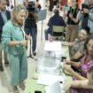 Las anécdotas de las elecciones europeas: de la presidenta que gritó 'Por España' a los recién casados que llegaron desde su fiesta