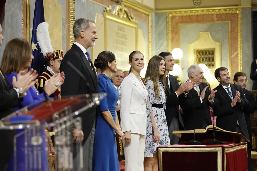 Las tres fases del Rey nuevo: "medidas dolorosas" contra un padre, "moral para resistir a un golpe" y el desafío de la 'generación Leonor'