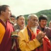 “Le Moine et le fusil” de Pawo Choyning Dorji : une fable drolatique sur la modernité
