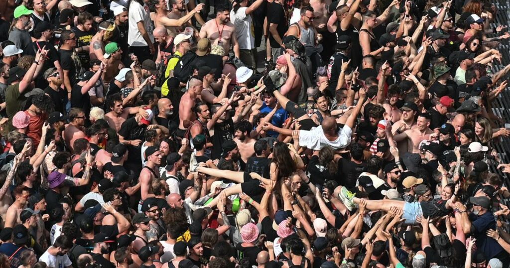 Les métalleux du Hellfest entre fête débridée et slogans anti-RN