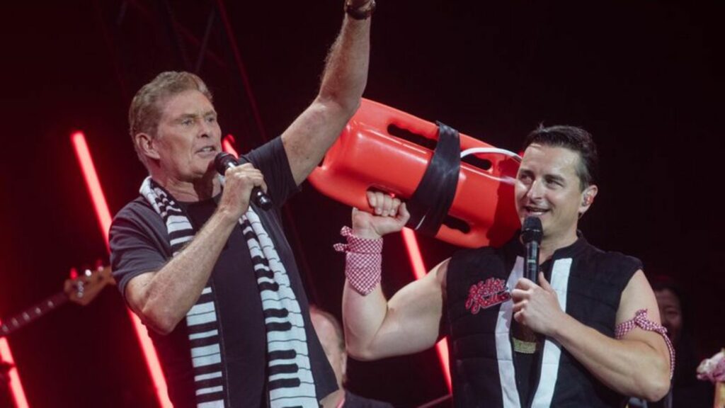 David Haselhoff (l) und Andreas Gabalier sangen gemeinsam den Kracher "Looking For Freedom". Foto: Stefan Puchner/dpa