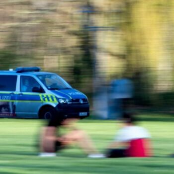 Ein Polizeiauto fährt auf der Peißnitz in Halle/Saale Streife. Foto: Hendrik Schmidt/dpa-Zentralbild/dpa/Archivbild