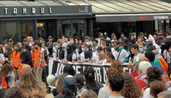 Nanterre : plusieurs centaines de personnes au départ de la marche silencieuse pour Nahel