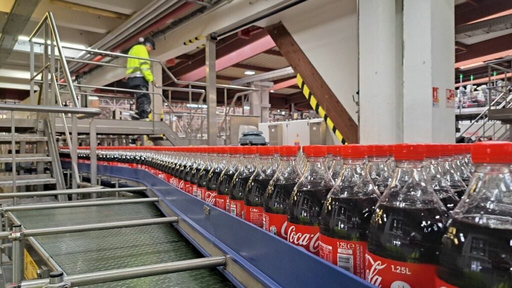 Paris 2024 : Coca-Cola et sa distribution de bouteilles en plastique écopent de la « médaille d’or du greenwashing »